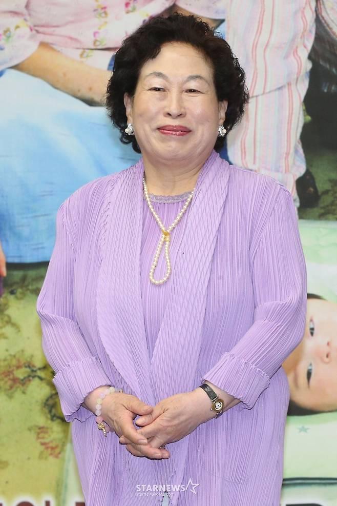 $ 배우 전원주가 2015년 5월 29일 오전 서울 여의도 KBS 신관 국제회의실에서 열린 농촌드라마 '오! 할매' 제작발표회에 참석해 포즈를 취하고 있다. /사진=이기범 기자 leekb@