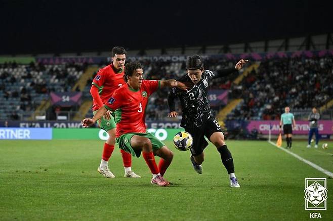 볼 겹합을 펼치는 배현서(오른쪽)의 모습. /사진=대한축구협회 제공