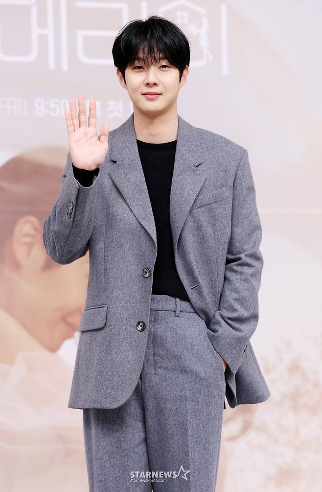 배우 최우식이 10일 서울 양천구 목동 SBS 사옥에서 진행된 SBS 새 금토드라마 '우주메리미' 제작발표회에 참석해 포즈를 취하고 있다. /2025.10.10 /사진=김휘선 hwijpg@