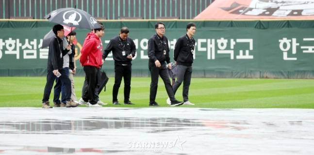 김시진 경기감독관(오른쪽에서 2번째)가 허삼영 감독관 등과 함께 비에 젖은 그라운드 상태를 살피고 있다. /사진=강영조 선임기자