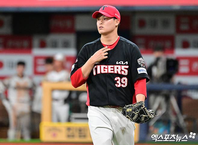 24일 오후 서울 구로구 고척스카이돔에서 열린 '2025 신한 SOL Bank KBO리그' KIA 타이거즈와 키움 히어로즈의 경기, 5회말 수비를 마친 KIA 최지민이 더그아웃으로 향하고 있다. 엑스포츠뉴스 DB