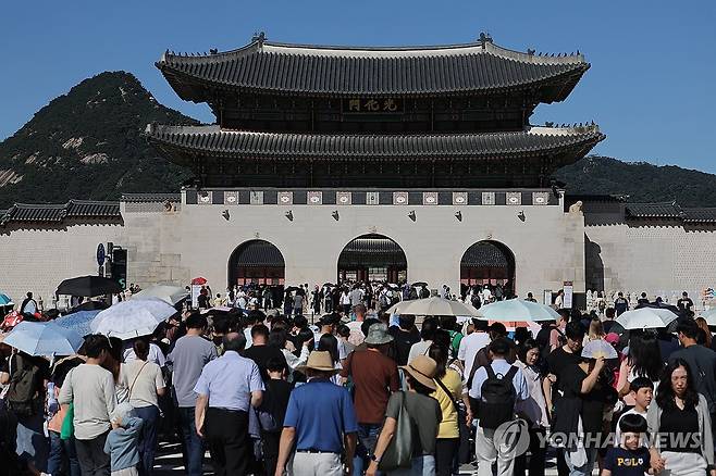 가족들과 관광객으로 붐비는 경복궁 추석 연휴 엿새째인 10월 8일 서울 경복궁을 찾은 시민들이 광화문을 지나고 있다. [연합뉴스 자료사진]