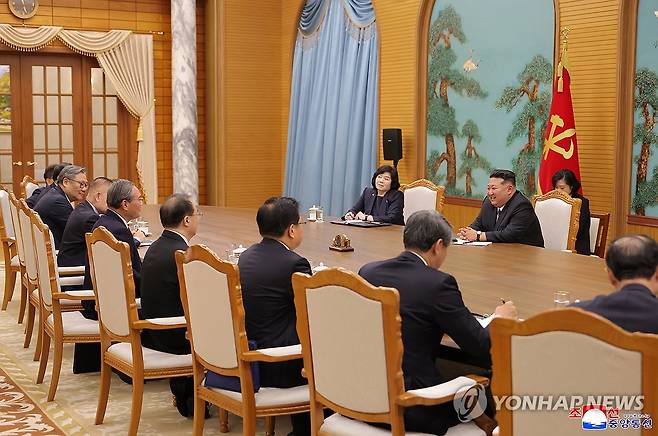 김정은, 리창 중국 총리 접견 (평양 조선중앙통신=연합뉴스) 김정은 국무위원장이 지난 9일 중국 당 및 정부 대표단을 인솔하고 북한을 공식 친선 방문 중인 중국공산당 중앙위원회 정치국 상무위원회 위원이자 중국 국무원 총리 리창을 접견하고 친선적인 담화를 나눴다고 조선중앙통신이 10일 보도했다. 2025.10.10 
    [국내에서만 사용가능. 재배포 금지. For Use Only in the Republic of Korea. No Redistribution] nkphoto@yna.co.kr