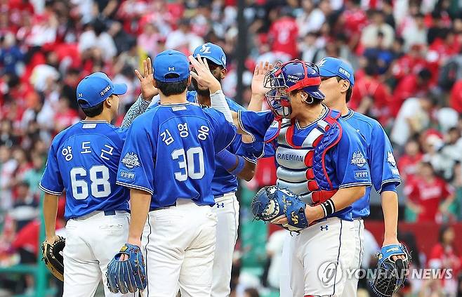 삼성, 준PO 1차전 승리 (인천=연합뉴스) 임순석 기자 = 9일 인천 SSG랜더스필드에서 열린 2025 프로야구 KBO리그 포스트시즌 준플레이오프 1차전 삼성 라이온즈와 SSG 랜더스의 경기. 5-2로 승리한 삼성 선수들이 기뻐하고 있다. 2025.10.9 soonseok02@yna.co.kr