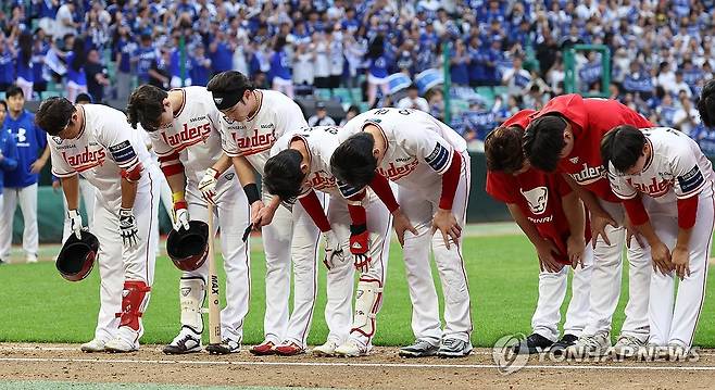 준PO 1차전 패배한 SSG (인천=연합뉴스) 김인철 기자 = 9일 인천 SSG랜더스필드에서 열린 2025 프로야구 KBO리그 포스트시즌 준플레이오프 1차전 삼성 라이온즈와 SSG 랜더스의 경기. 5-2로 패한 SSG 선수들이 팬들에게 인사하고 있다. 2025.10.9 yatoya@yna.co.kr