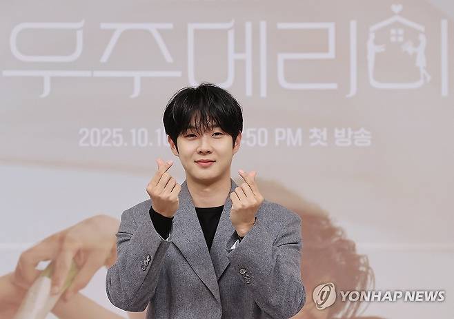 포즈 취하는 최우식 (서울=연합뉴스) 이재희 기자 = 배우 최우식이 10일 서울 양천구 SBS사옥에서 열린 SBS 금토드라마 '우주메리미' 제작발표회에서 포즈를 취하고 있다. 2025.10.10 scape@yna.co.kr