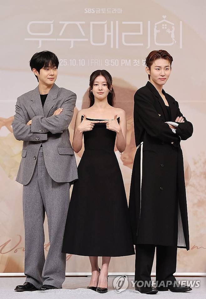 최우식-정소민-서범준 '삼각관계?' (서울=연합뉴스) 이재희 기자 = 배우 최우식(왼쪽부터), 정소민, 서범준이 10일 서울 양천구 SBS사옥에서 열린 SBS 금토드라마 '우주메리미' 제작발표회에서 포즈를 취하고 있다. 2025.10.10 scape@yna.co.kr