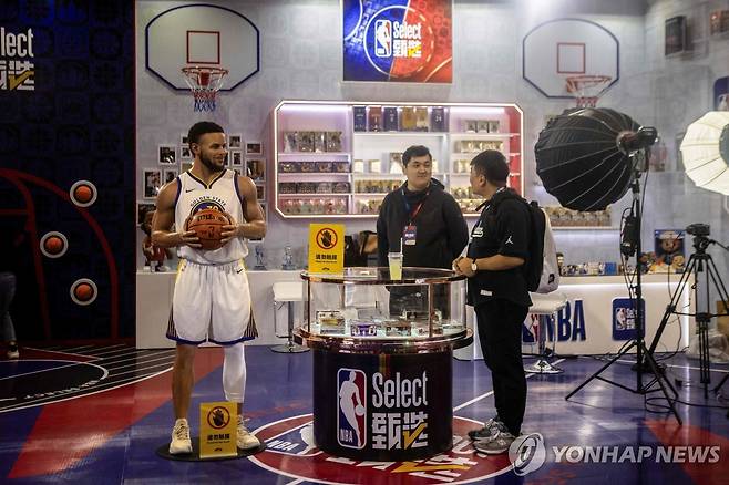 NBA 시범경기가 열리는 마카오 베네시안 리조트의 기념품 가게를 찾은 농구팬 [AFP=연합뉴스]