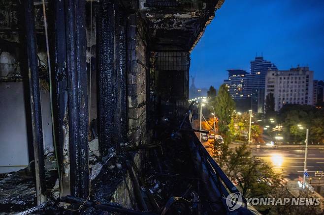 10일(현지시간) 러시아의 공습으로 불탄 우크라이나 키이우 시내 아파트 건물 [로이터 연합뉴스]