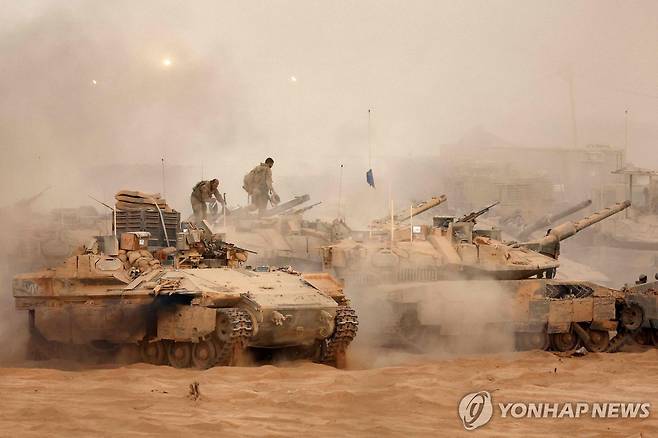 가자지구 경계에 배치된 이스라엘군 전차 [AFP 연합뉴스 재판매 및 DB 금지]