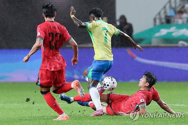 태클 시도하는 김민재 (서울=연합뉴스) 이동해 기자 = 10일 서울 마포구 서울월드컵경기장에서 열린 한국과 브라질 축구 대표팀의 친선경기. 한국 김민재가 브라질 비니시우스 주니오르에게 태클을 시도하고 있다. 2025.10.10 eastsea@yna.co.kr