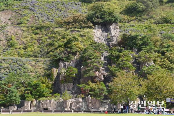 안양 병목안시민공원의 명물로 꼽히는 인공폭포. 여름에는 높이 65m의 인공절벽에서 쏟아지는 물줄기가 장관을 이룬다. 2025.10.2. 안양/박상일기자 metro@kyeongin.com