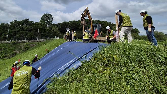 한국농어촌공사 연천·포천·가평지사 관계자들이 지난 5월 연천군 백학면 백학저수지에서 '비상대처훈련'을 실시하고 있다. 사진=한국농어촌공사 연천·포천·가평지사