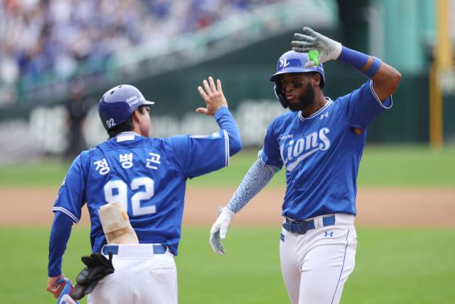 삼성 라이온즈의 르윈 디아즈가 11일 인천에서 열린 프로야구 준플레이오프 SSG 랜더스와의 경기 4회초 2타점 동점 적시타를 친 뒤 1루에서 정병곤 주루코치와 하이파이브를 하고 있다. 삼성 제공