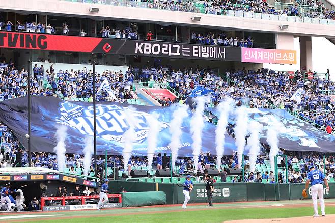 11일 오후 인천 SSG 랜더스필드에서 열린 준플레이오프 2차전에서 삼성 팬들이 응원을 하고 있다. /삼성 라이온즈 제공