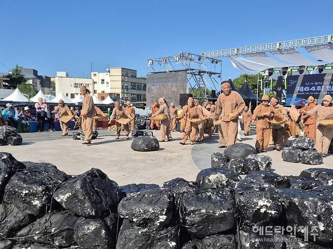 하귀1리 민속보존회의 '가문동 아끈코지 원담역시' 공연.