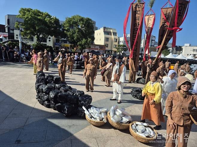 하귀1리 민속보존회의 '가문동 아끈코지 원담역시' 공연.