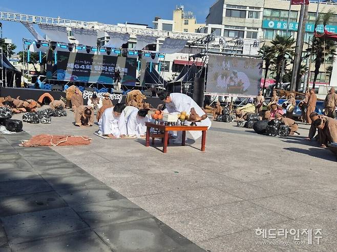 하귀1리 민속보존회의 '가문동 아끈코지 원담역시' 공연.