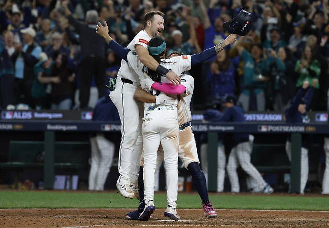 기뻐하는 시애틀 선수단.(사진=AFPBBNews)