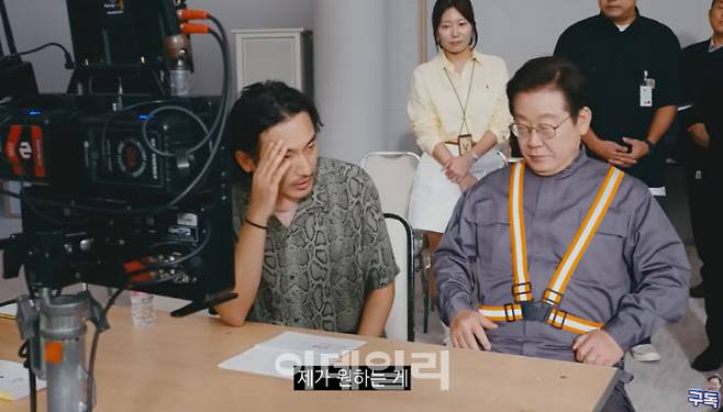 이재명 대통령과 신석우 감독이 영상 촬영과 관련해 대화를 나누고 있다.(사진=이재명 대통령 유튜브 갈무리)