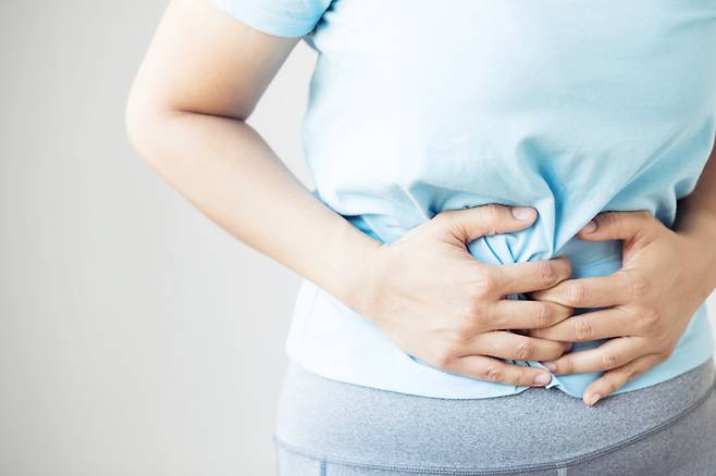 검사에서 뚜렷한 이상이 없는데도 상복부 중앙이 더부룩하고 통증이 지속되는 기능성 소화불량증. 사진= 게티이미지뱅크