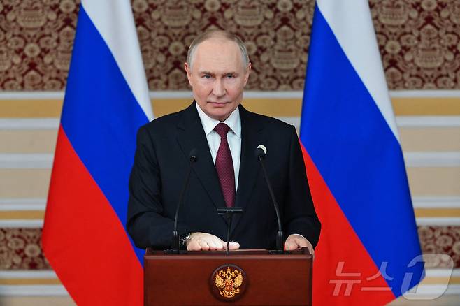 블라디미르 푸틴 러시아 대통령이 10일(현지시간) 타지키스탄 두샨베에서 열린 러시아-독립국가연합(CIS) 정상회의 후 기자회견을 하고 있다. 2025.10.10. ⓒ 로이터=뉴스1 ⓒ News1 류정민 특파원
