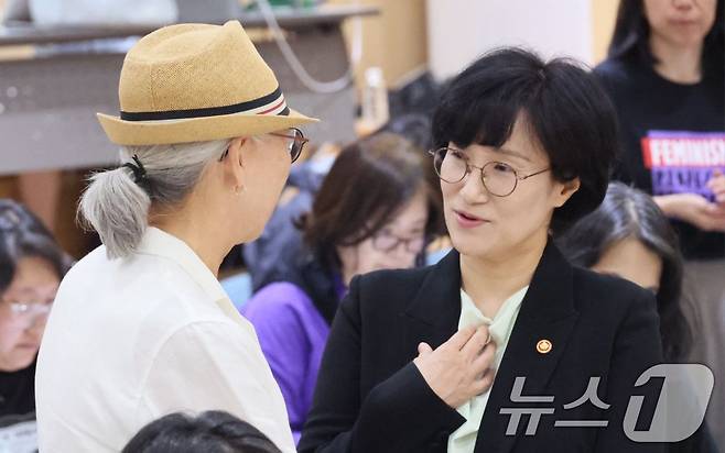 원민경 성평등가족부 장관이 서울 마포구 창비서교빌딩 50주년홀에서 열린 ‘베이징행동강령 30주년 기념 토론회’에 참석해 관계자와 인사를 나누고 있다. (성평등가족부 제공. 재판매 및 DB 금지) 2025.9.23/뉴스1