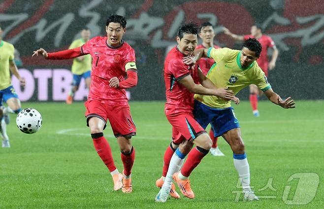 10일 서울월드컵경기장에서 열린 하나은행 초청 축구국가대표팀 친선경기 대한민국과 브라질의 경기, 전반전 대한민국 이강인이 브라질 에스테반의 돌파를 막고 있다. 2025.10.10/뉴스1 ⓒ News1 장수영 기자