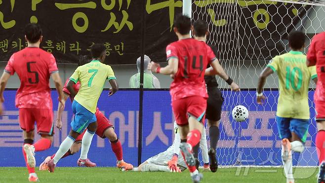 10일 서울월드컵경기장에서 열린 하나은행 초청 축구국가대표팀 친선경기 대한민국과 브라질의 경기, 후반전 브라질 비니시우스 주니어가 팀의 다섯 번째 골을 넣고 있다. 2025.10.10/뉴스1 ⓒ News1 장수영 기자