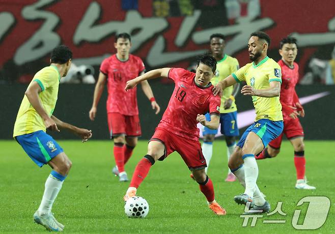 10일 서울월드컵경기장에서 열린 하나은행 초청 축구국가대표팀 친선경기 대한민국과 브라질의 경기, 전반전 대한민국 이강인이 돌파하고 있다. 2025.10.10/뉴스1 ⓒ News1 장수영 기자