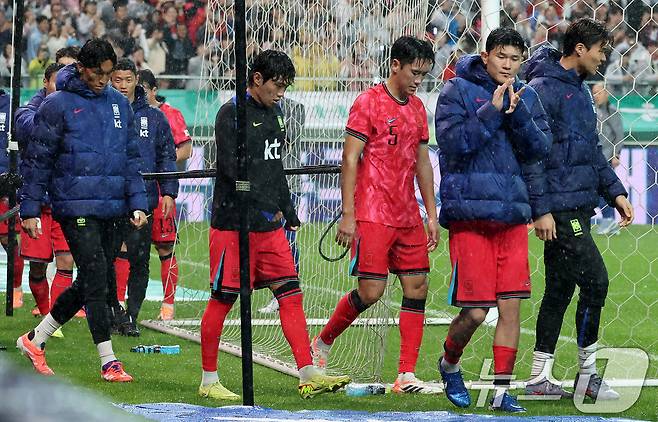 10일 서울월드컵경기장에서 열린 하나은행 초청 축구국가대표팀 친선경기 대한민국과 브라질의 경기에서 0-5로 패배한 대한민국 선수들이 관중석을 향해 인사하고 있다. 2025.10.10/뉴스1 ⓒ News1 장수영 기자