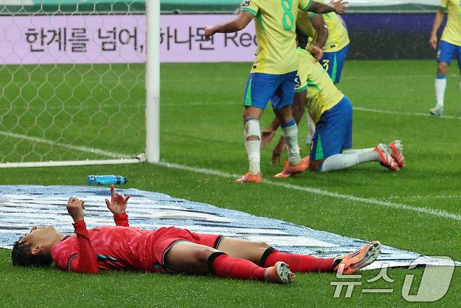 10일 서울월드컵경기장에서 열린 하나은행 초청 축구국가대표팀 친선경기 대한민국과 브라질의 경기, 후반전 대한민국 손흥민이 득점 찬스를 놓친 뒤 아쉬워하고 있다. 2025.10.10/뉴스1 ⓒ News1 장수영 기자