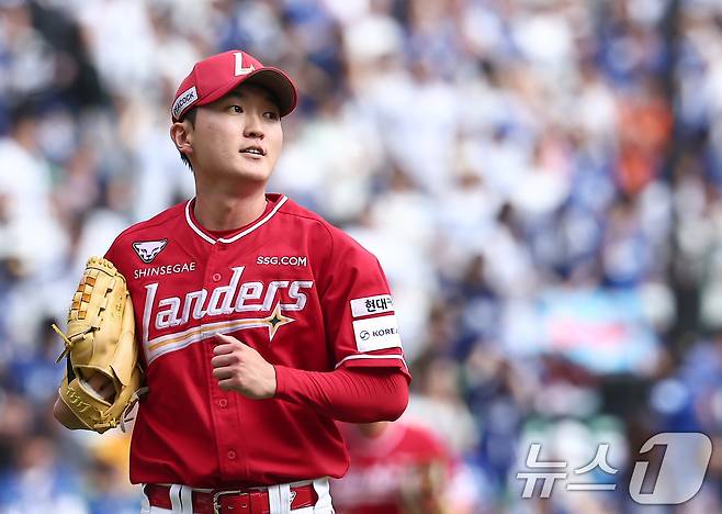 11일 오후 인천 SSG 랜더스필드에서 열린 프로야구 2025 신한 SOL뱅크 KBO 준플레이오프 2차전 삼성 라이온즈와 SSG 랜더스의 경기, SSG 선발 김건우가 2회까지 삼진 6개를 잡아낸 후 더그아웃으로 향하고 있다. 2025.10.11/뉴스1 ⓒ News1 김성진 기자