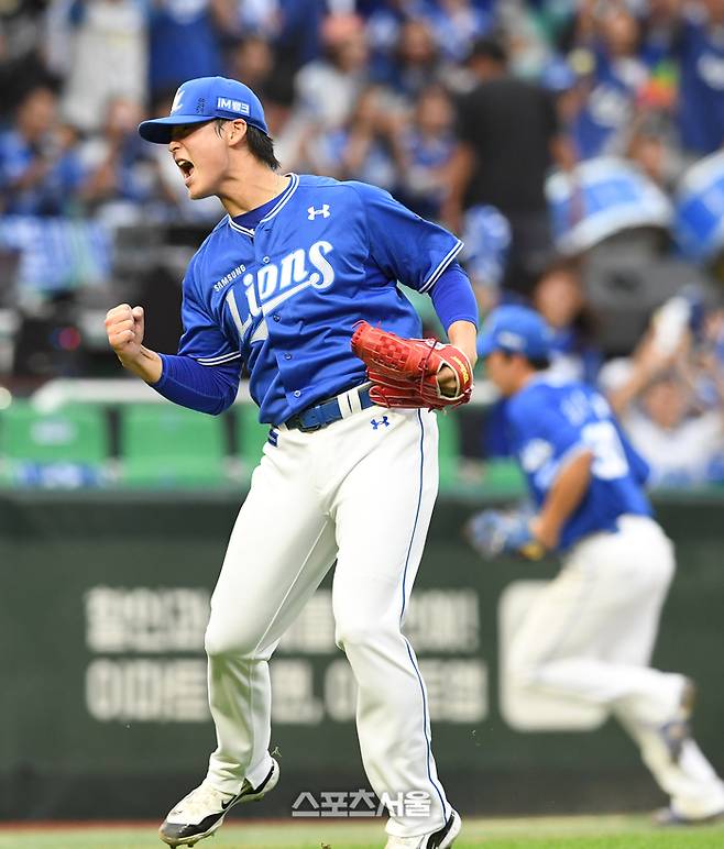 삼성 이호성이 9일 인천SSG랜더스필드에서 열린 2025 KBO 준플레이오프 1차전 SSG와 경기 8회말 2사 만루에서 고명준을 3루 땅볼로 잡고 이닝을 마친 후 포효하고 있다. 문학 | 박진업 기자 upandup@sportsseoul.com