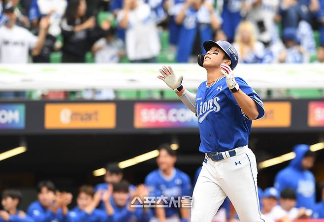 삼성 김영웅이 9일 인천SSG랜더스필드에서 열린 2025 KBO 준플레이오프 1차전 SSG와 경기에서 3회초 SSG 화이트를 상대로 우월 투런포를 때린 후 홈에 들어오고 있다. 문학 | 박진업 기자 upandup@sportsseoul.com