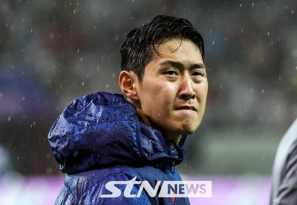 10일 서울 마포구 서울월드컵경기장에서 열린 남자 축구 국가대표 10월 A매치 친선전 대한민국과 브라질의 경기, 이강인이 경기를 마친 뒤 관중에게 인사를 하고 있다. /사진=뉴시스