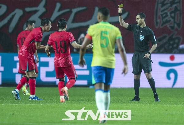 10일 서울 마포구 서울월드컵경기장에서 열린 남자 축구 국가대표 10월 A매치 친선전 대한민국과 브라질의 경기, 김민재가 브라질 쿠냐에 태클로 인한 경고를 받고 있다. /사진=뉴시스