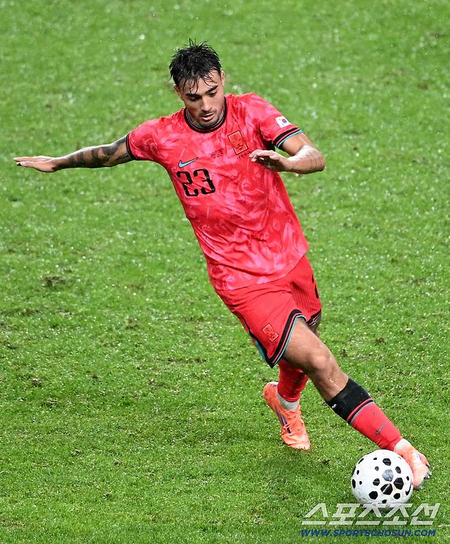 10일 서울월드컵경기장에서 열린 대한민국 축구대표팀과 브라질의 A매치 평가전, 옌스 카스트로프가 공을 다투고 있다. 상암=허상욱 기자wook@sportschosun.com/2025.10.10/