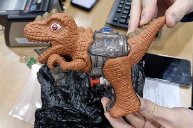 과거 부산 기장군에서 은행 강도가 물총에 검은 비닐봉지를 씌워 권총으로 위장했던 사례. 부산 기장경찰서.