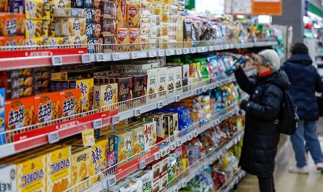 올해 초, 과자 제조사들이 초콜릿 등 원재료 인상에 따라 소비자 가격을 일제히 인상한 바 있다. 아시아경제 DB.