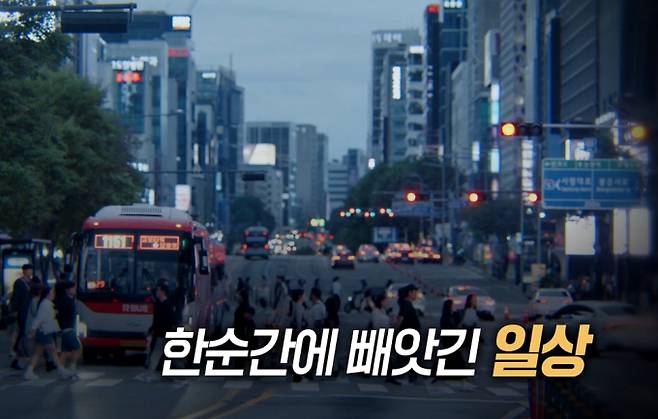 11일 방송되는 SBS ‘그것이 알고 싶다’에서는 온라인상에서 수백 명의 신상 정보를 무차별적으로 폭로하고 금품까지 갈취한 익명의 인물 ‘강남주’의 정체를 추적한다. 과거 사회적 물의를 빚었던 ‘강남패치’처럼 강남 유흥업 종사자들을 시작으로 무관한 일반인까지 표적으로 삼아 허위 사실을 유포했다. 피해자들은 마약, 성매매 등 거짓 소문에 시달렸고, 게시글 삭제를 대가로 금전을 요구하는 협박까지 받았다. ‘그것이 알고 싶다’ 제작진은 자신을 잡을 수 없다며 경찰을 조롱하는 운영자의 실체를 파헤치기 위해 제보를 바탕으로 추적에 나선다.