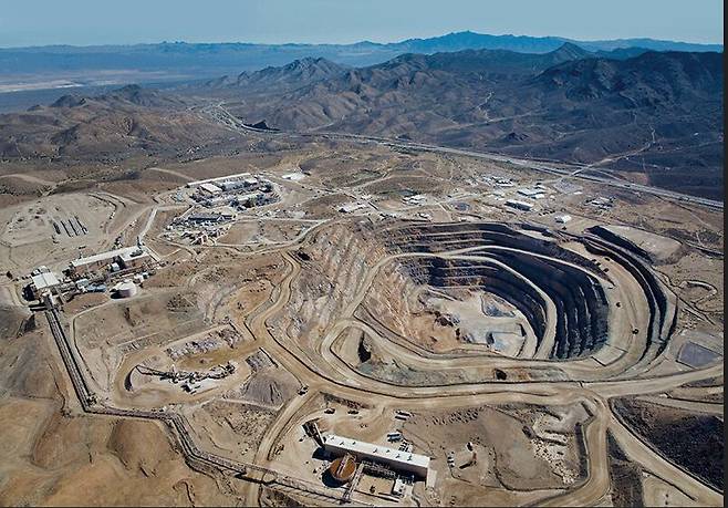 미국 캘리포니아주 모하비사막에 있는 마운틴패스 희토류 광산의 2024년 모습. 미국 내 유일한 희토류 광산인 이곳은 MP머티리얼즈가 보유하고 있다. /뉴시스