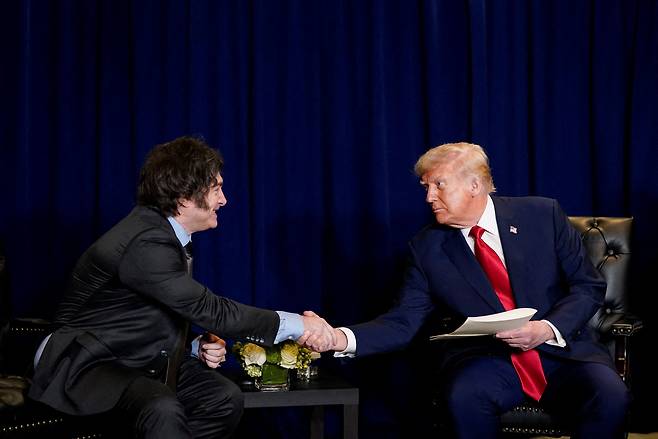 도널드 트럼프(오른쪽) 미국 대통령과 하비에르 밀레이 아르헨티나 대통령. /연합뉴스