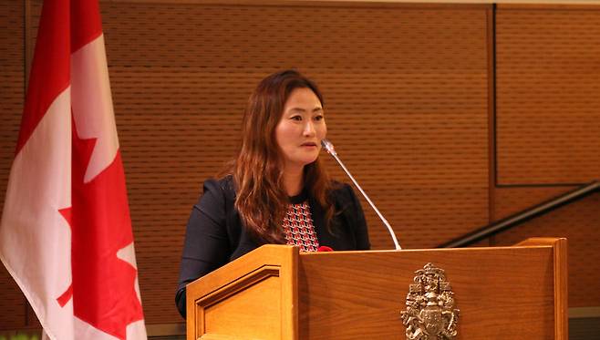 2023년 10월 여동생이 중국에서 강제 북송된 탈북민 김규리씨가 1일 캐나다 오타와에서 열린 '북한인권 국제 심포지엄'에 참석해 발언을 하고 있다. /북한 인권 국제 심포지엄 제공