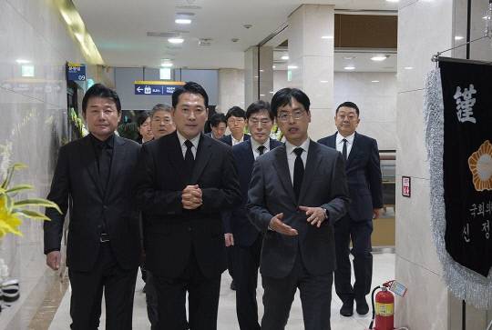 장동혁 국민의힘 대표가 4일 세종시 한 장례식장에 마련된 국가전산망 장애 업무담당 행정안전부 공무원의 빈소에 들어서고 있다. 세종시 제공