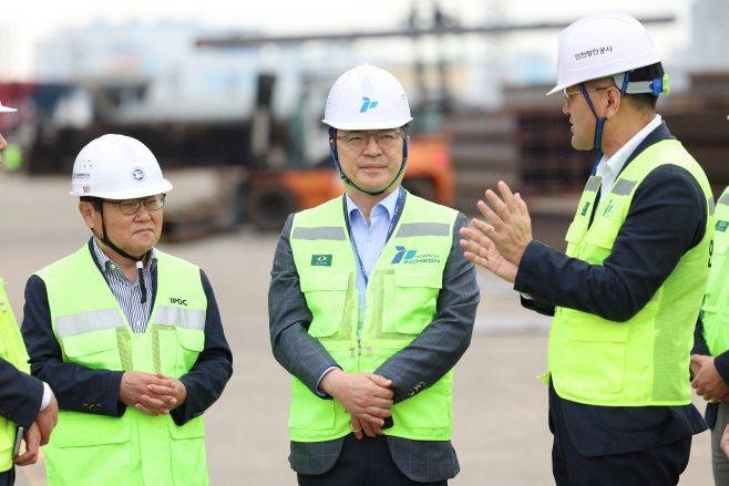 문신학(가운데) 산업통상부 차관이 지난 9일 인천 연수구 인천신항내 선광신컨테이너터미널에 방문, 수출 상황을 점검하고 있다.ⓒ산업통상부