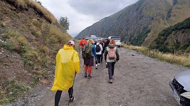주타 마을로 들어가는 초입. 차량을 주차하고 걸어가거나 현지인이 운영하는 택시를 타고 들어가야 한다.