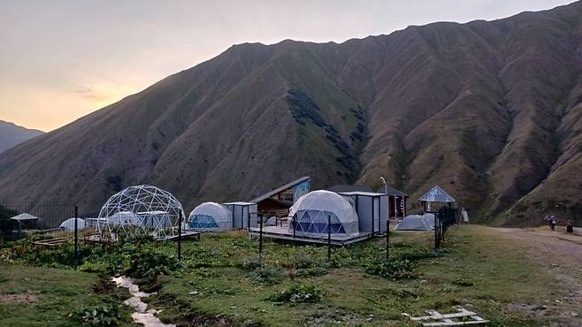 1박을 묵었던 제타 캠핑 숙소. 가운데 보이는 돔 형태의 숙소에서 묵었다.