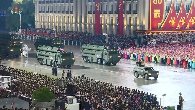 지난 10일 평양 김일성광장에서 노동당 창건 80주년 경축 열병식이 성대히 거행됐다고 조선중앙TV가 11일 보도했다. 조선중앙TV 캡처