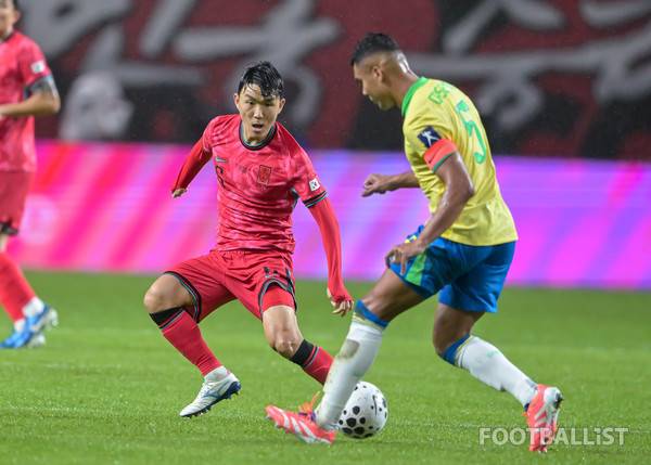 카세미루(오른쪽, 브라질)를 상대하는 황인범(남자 축구대표팀). 서형권 기자